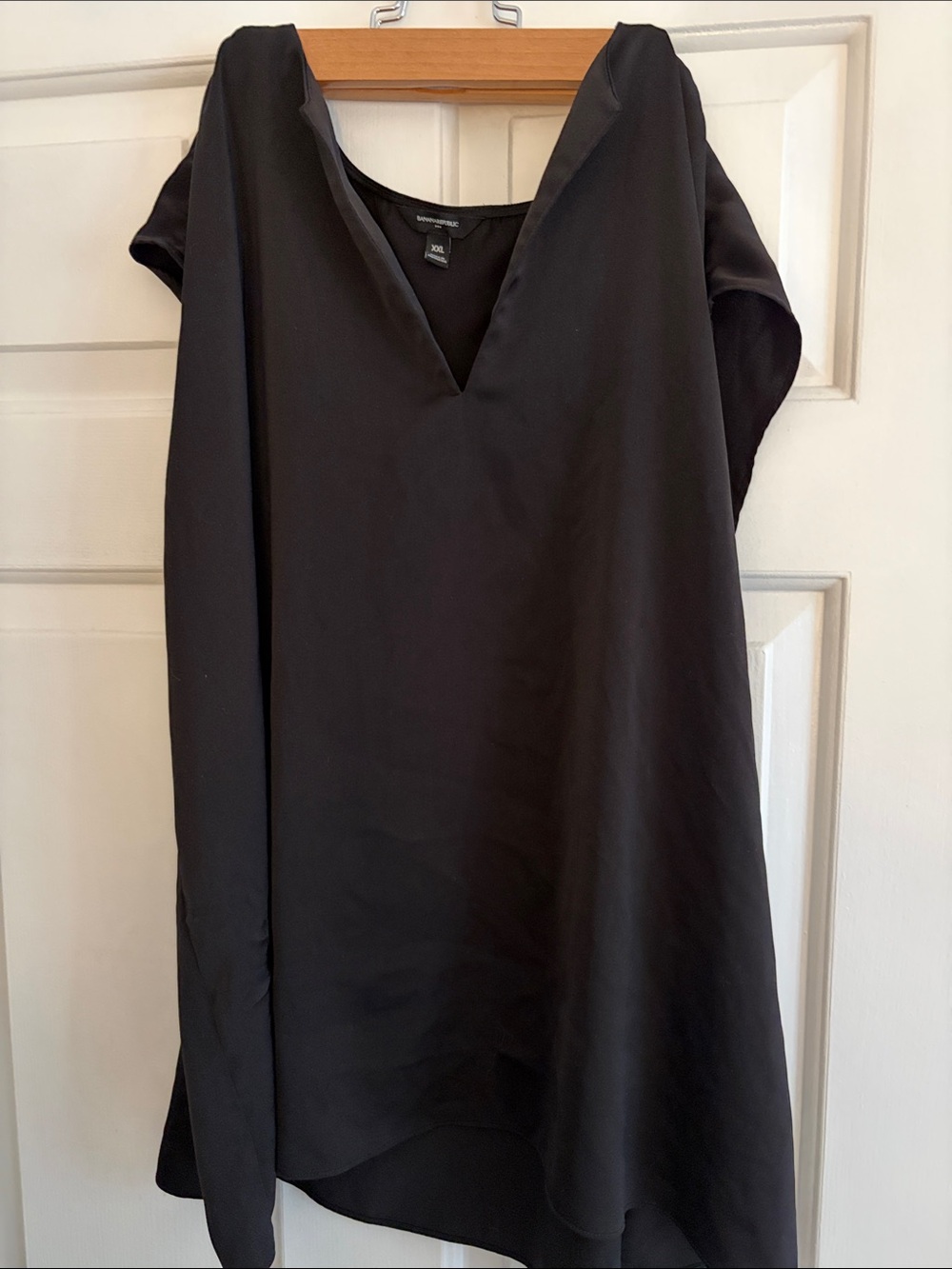 Banana Republic V-Neck Black Women's Shell